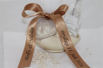 Latte sløjfebånd - skrifttype på foto: 5. Lucida Caligraphy